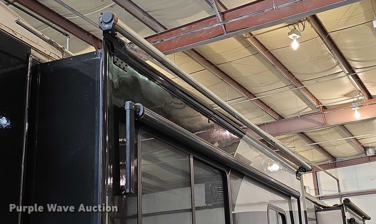 image for item FI0635 2004 Fleetwood Revolution RV