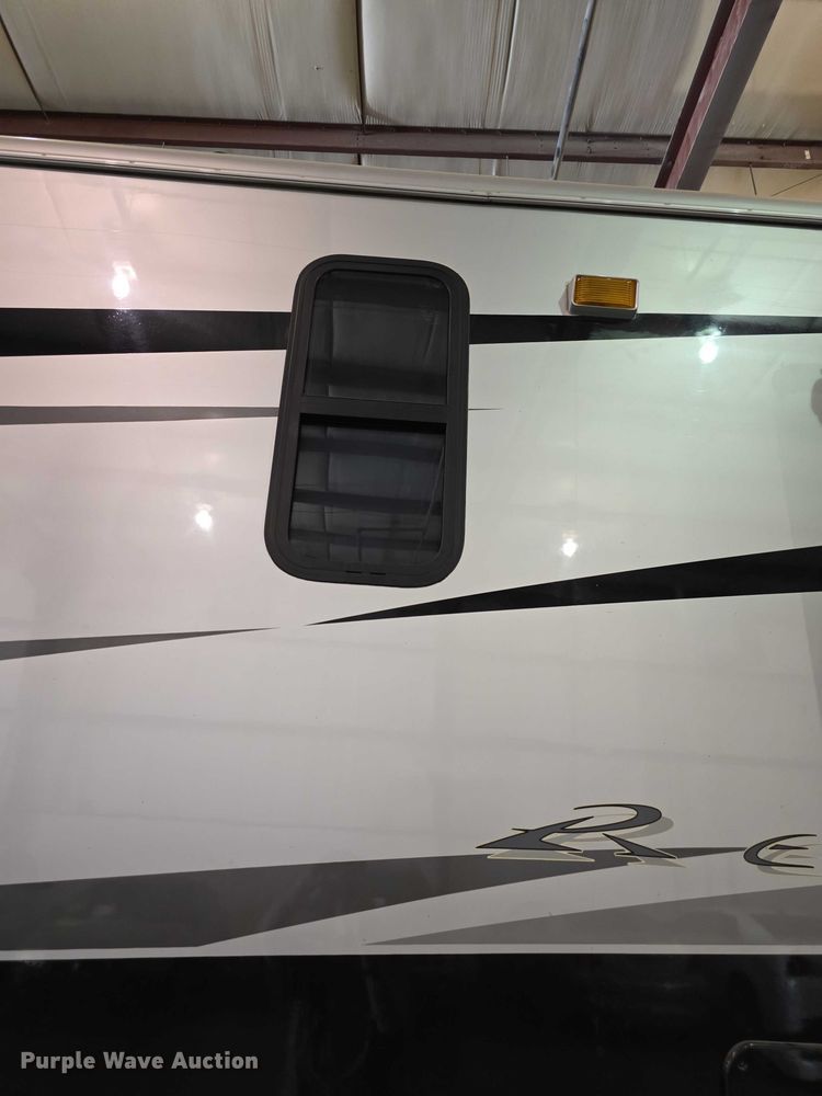 image for item FI0635 2004 Fleetwood Revolution RV