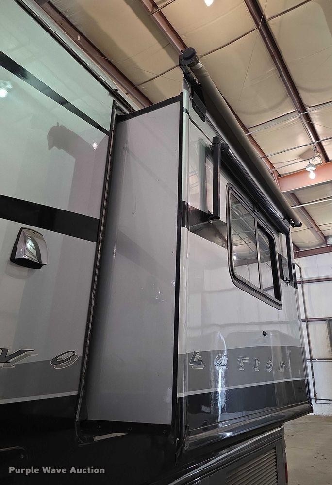 image for item FI0635 2004 Fleetwood Revolution RV