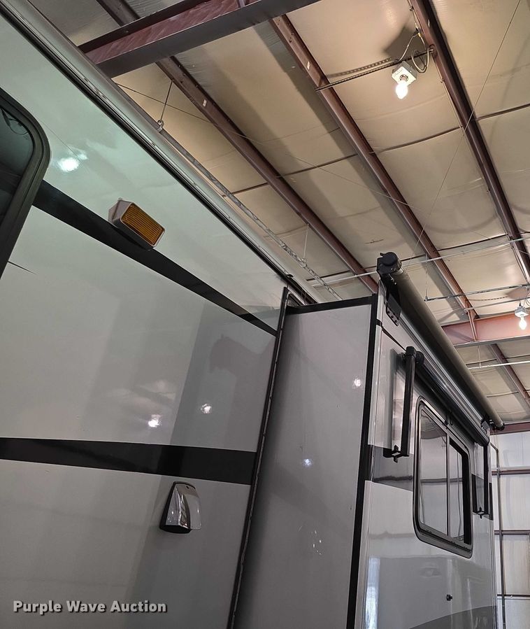 image for item FI0635 2004 Fleetwood Revolution RV