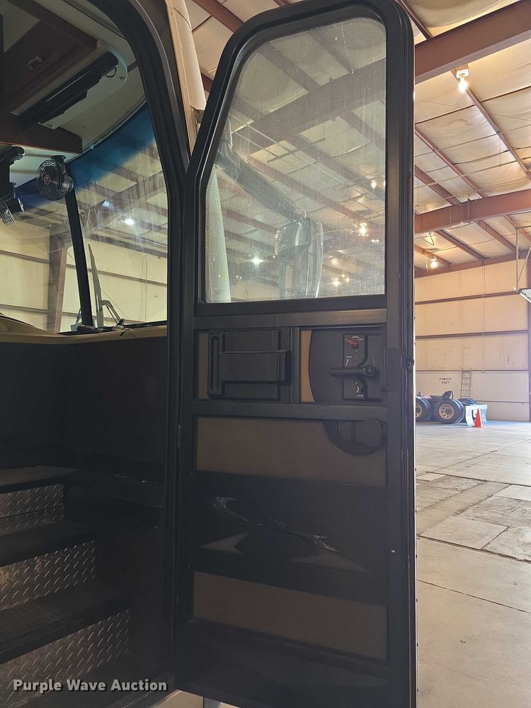 image for item FI0635 2004 Fleetwood Revolution RV