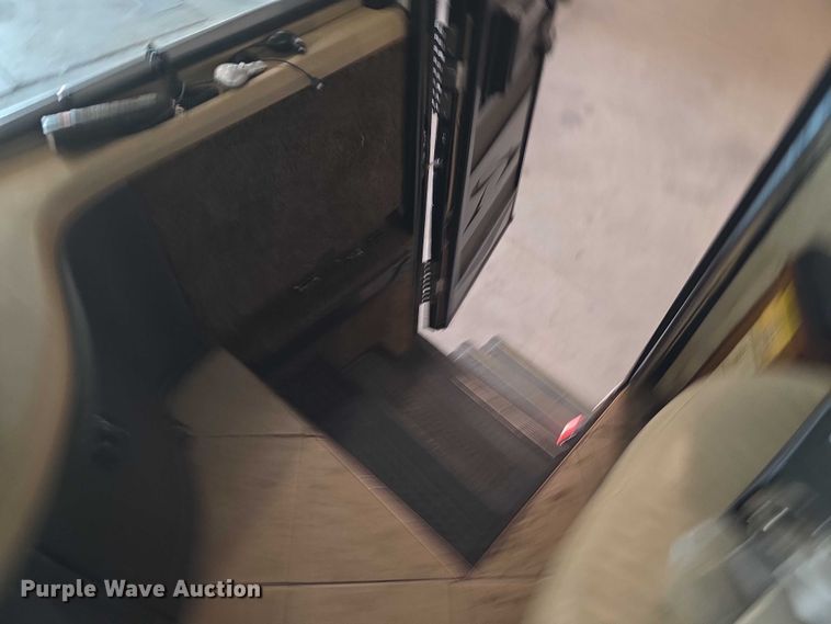 image for item FI0635 2004 Fleetwood Revolution RV