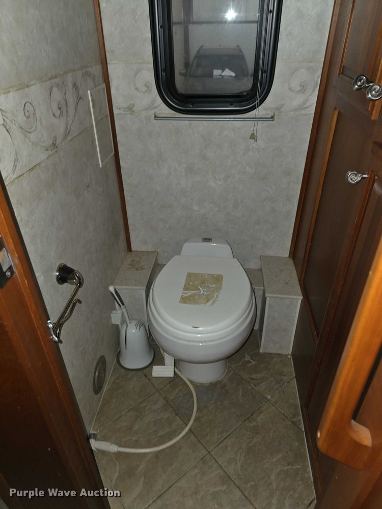 image for item FI0635 2004 Fleetwood Revolution RV