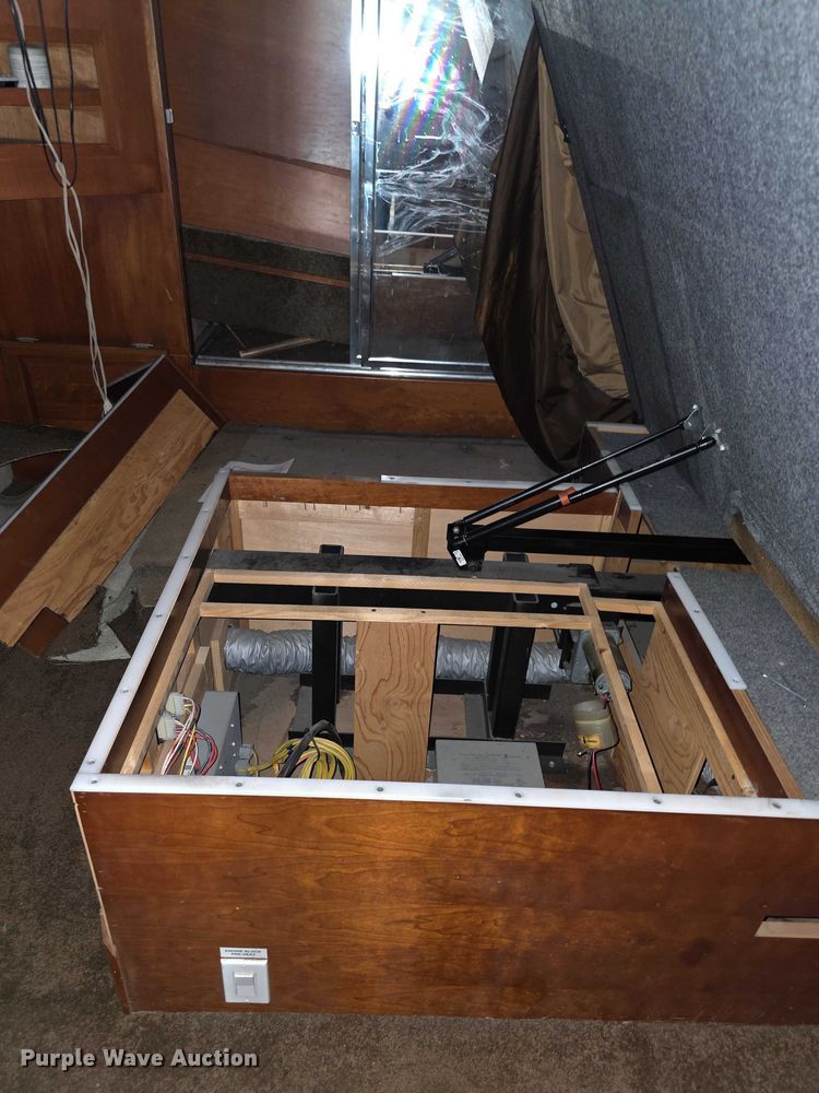 image for item FI0635 2004 Fleetwood Revolution RV