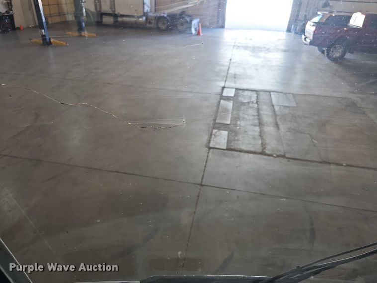 image for item FI0635 2004 Fleetwood Revolution RV