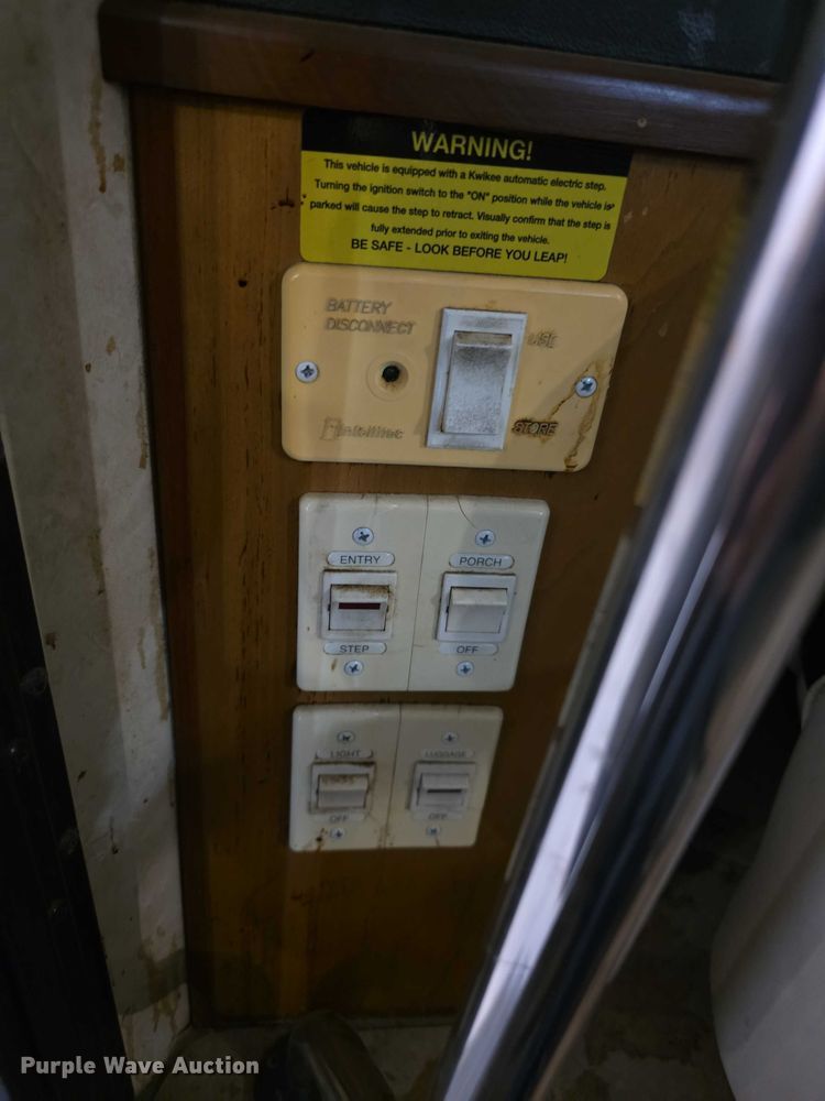 image for item FI0635 2004 Fleetwood Revolution RV