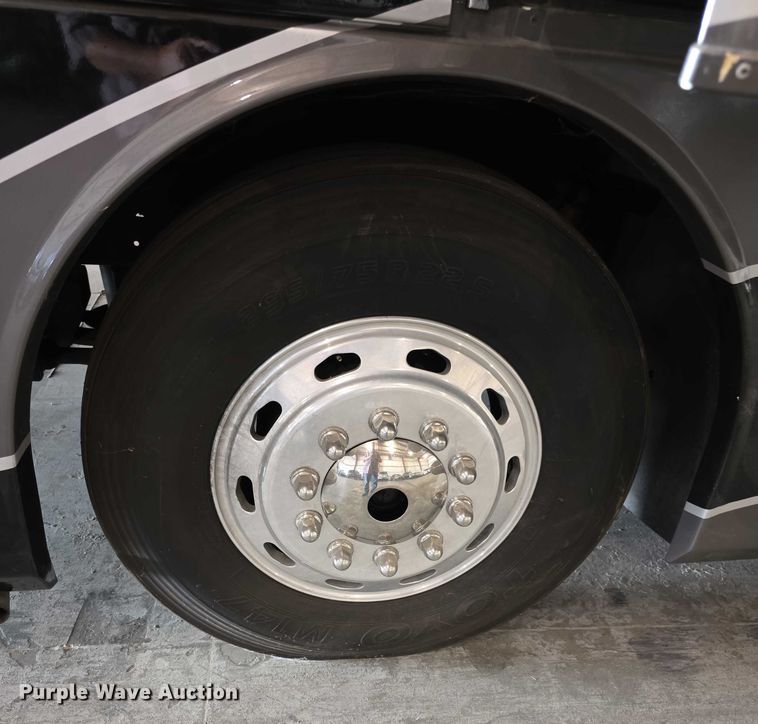 image for item FI0635 2004 Fleetwood Revolution RV