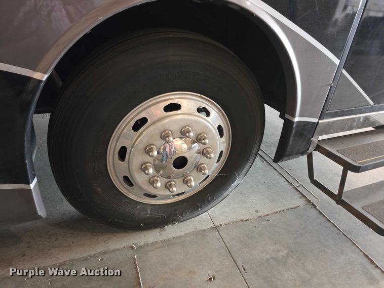 image for item FI0635 2004 Fleetwood Revolution RV