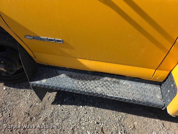 image for item FI0649 2002 Chevrolet Express 3500 school bus