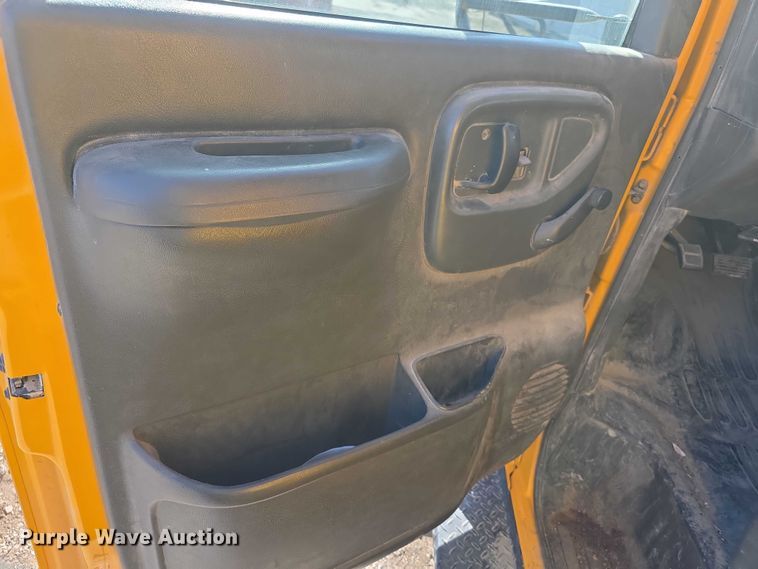 image for item FI0649 2002 Chevrolet Express 3500 school bus