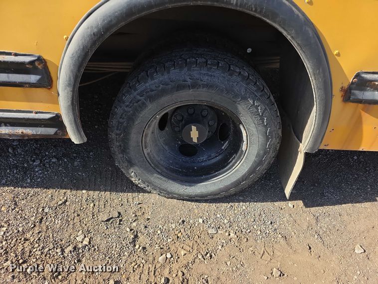 image for item FI0649 2002 Chevrolet Express 3500 school bus