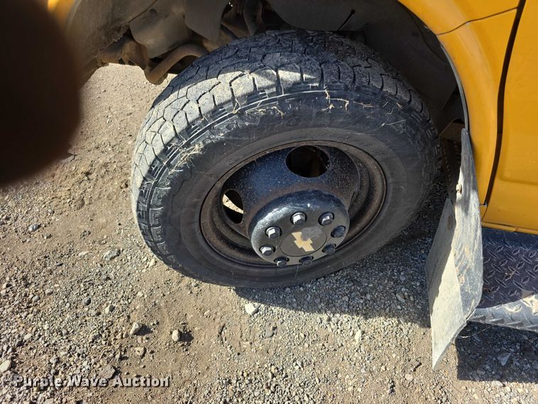 image for item FI0649 2002 Chevrolet Express 3500 school bus