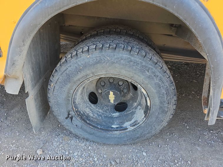 image for item FI0649 2002 Chevrolet Express 3500 school bus