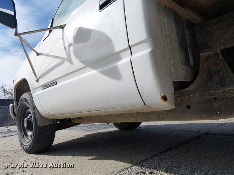 image for item FK0510 1997 GMC Sierra 2500HD flatbed pickup truck