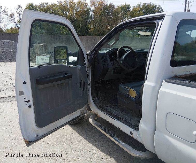 image for item FK0514 2011 Ford F350 Super Duty XL pickup truck