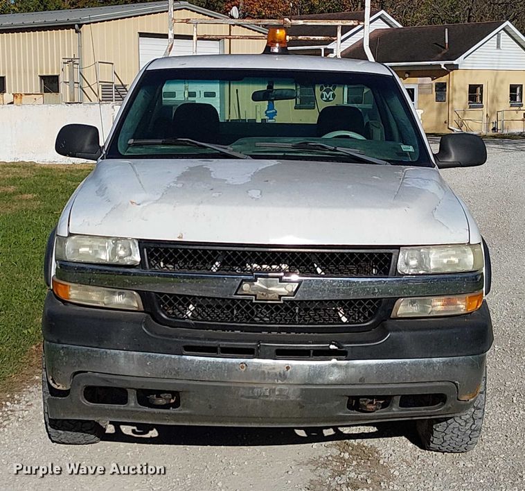 image for item FK0539 2002 Chevrolet Silverado 2500HD utility bed pickup truck