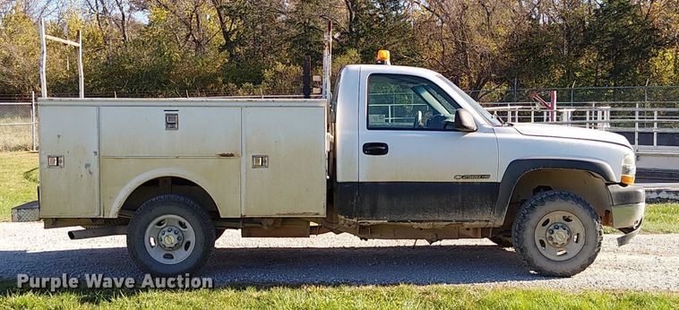 image for item FK0539 2002 Chevrolet Silverado 2500HD utility bed pickup truck