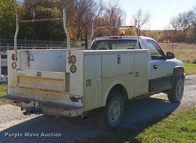 image for item FK0539 2002 Chevrolet Silverado 2500HD utility bed pickup truck