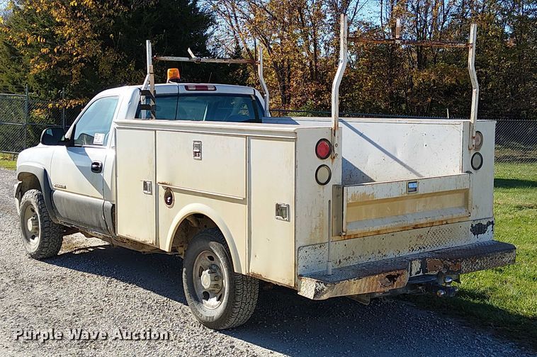 image for item FK0539 2002 Chevrolet Silverado 2500HD utility bed pickup truck
