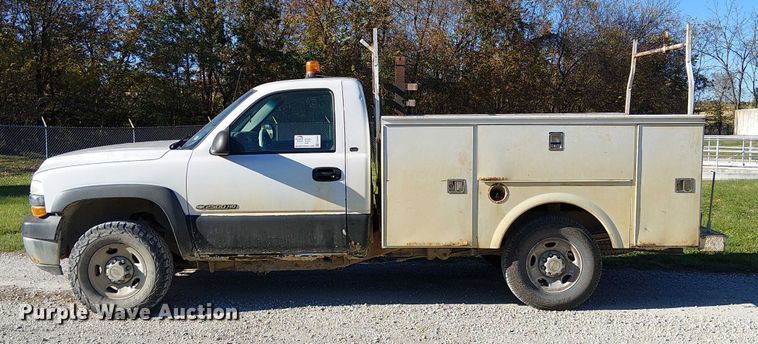 image for item FK0539 2002 Chevrolet Silverado 2500HD utility bed pickup truck