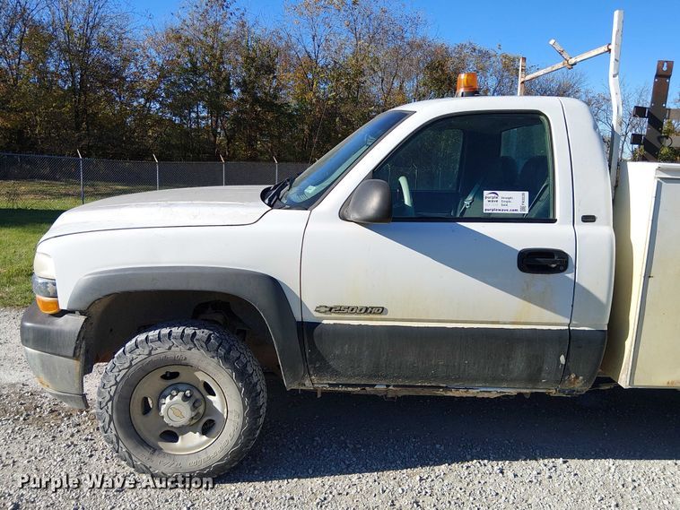 image for item FK0539 2002 Chevrolet Silverado 2500HD utility bed pickup truck