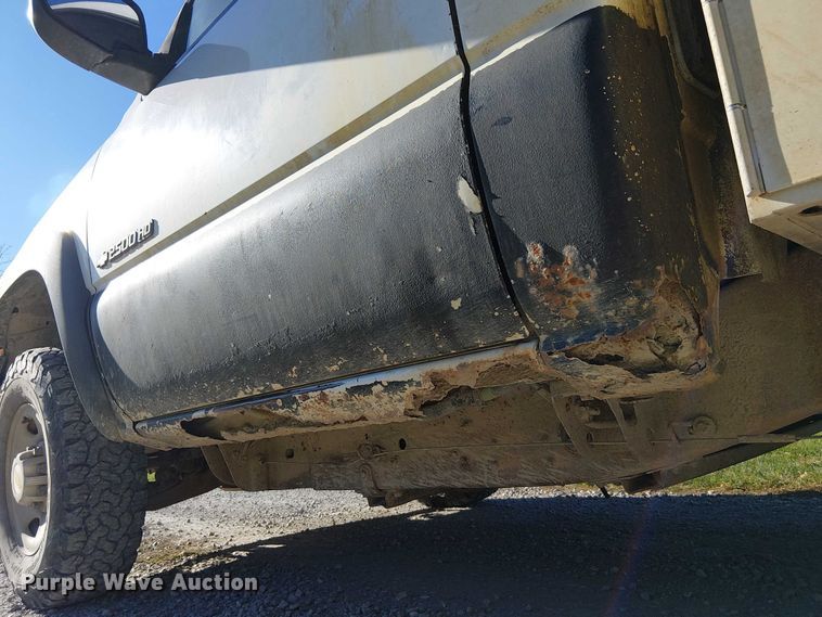 image for item FK0539 2002 Chevrolet Silverado 2500HD utility bed pickup truck