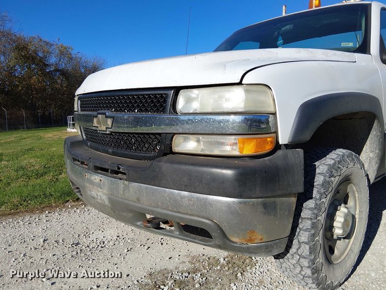 image for item FK0539 2002 Chevrolet Silverado 2500HD utility bed pickup truck