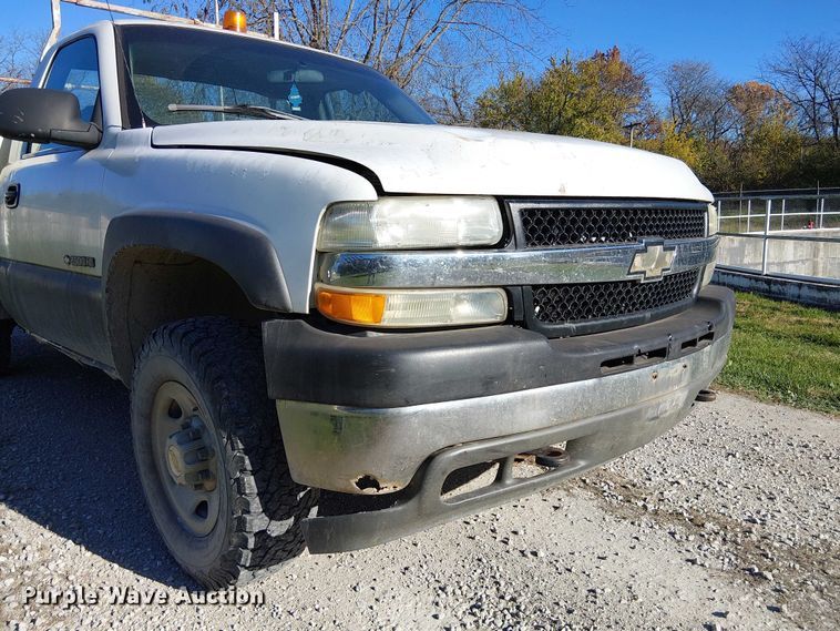 image for item FK0539 2002 Chevrolet Silverado 2500HD utility bed pickup truck
