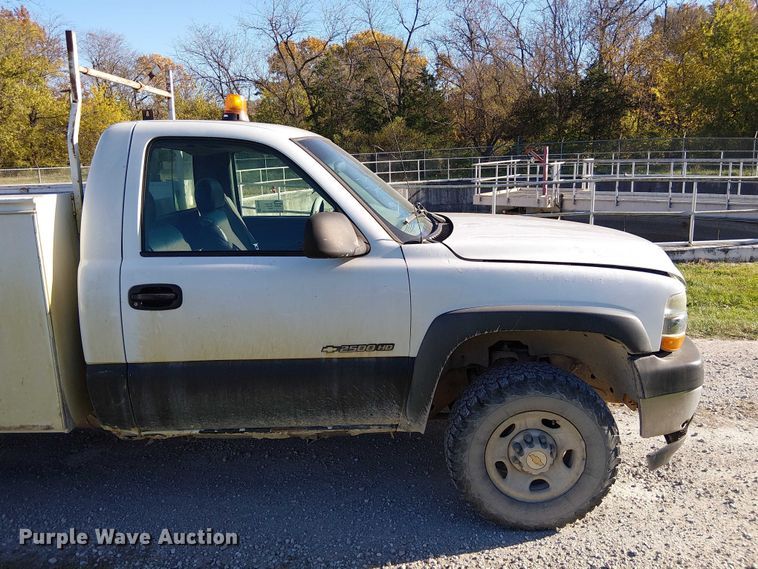 image for item FK0539 2002 Chevrolet Silverado 2500HD utility bed pickup truck