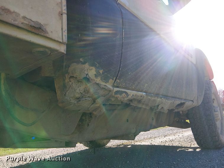 image for item FK0539 2002 Chevrolet Silverado 2500HD utility bed pickup truck