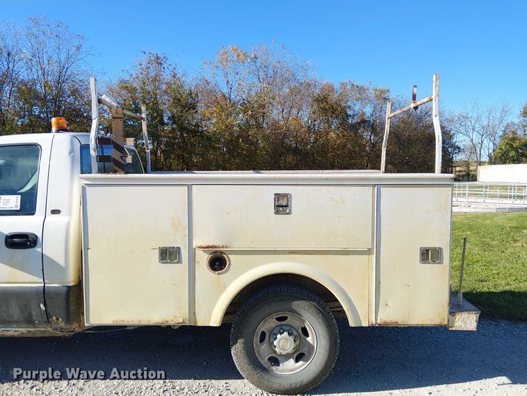 image for item FK0539 2002 Chevrolet Silverado 2500HD utility bed pickup truck