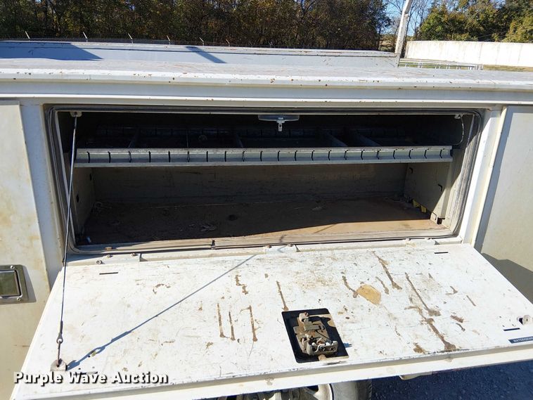 image for item FK0539 2002 Chevrolet Silverado 2500HD utility bed pickup truck