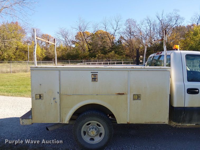 image for item FK0539 2002 Chevrolet Silverado 2500HD utility bed pickup truck