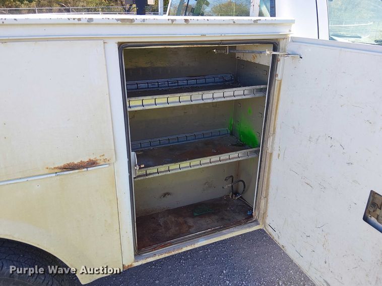 image for item FK0539 2002 Chevrolet Silverado 2500HD utility bed pickup truck