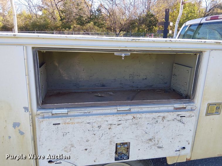 image for item FK0539 2002 Chevrolet Silverado 2500HD utility bed pickup truck