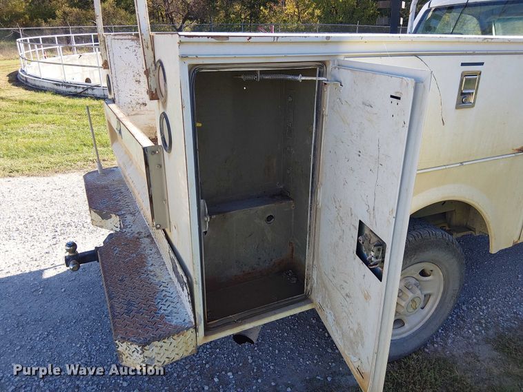 image for item FK0539 2002 Chevrolet Silverado 2500HD utility bed pickup truck