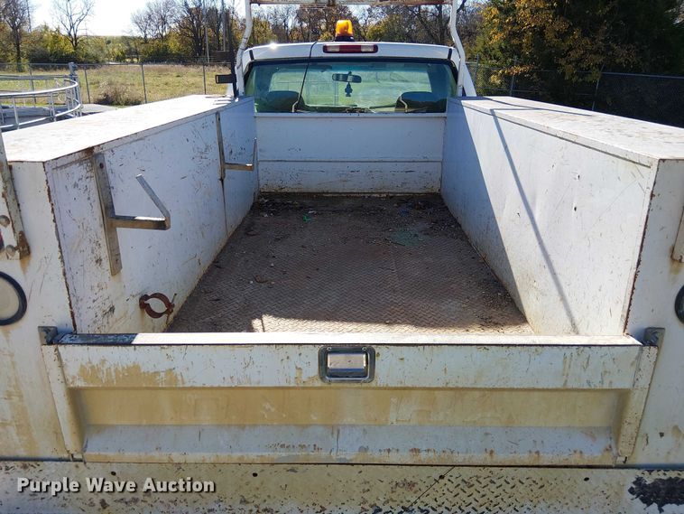 image for item FK0539 2002 Chevrolet Silverado 2500HD utility bed pickup truck