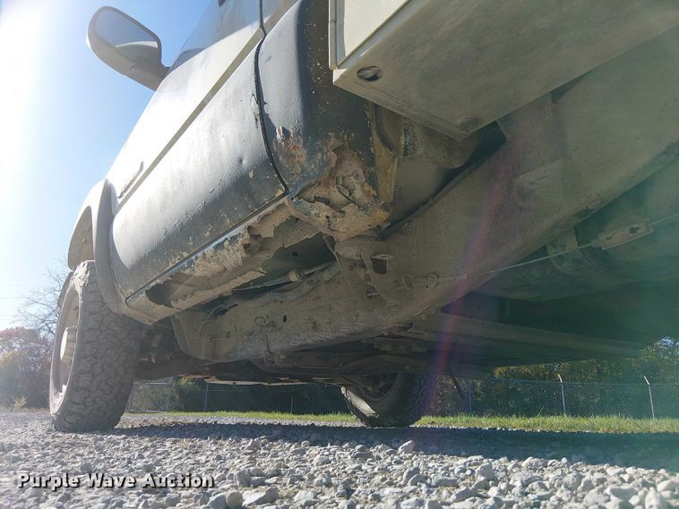 image for item FK0539 2002 Chevrolet Silverado 2500HD utility bed pickup truck