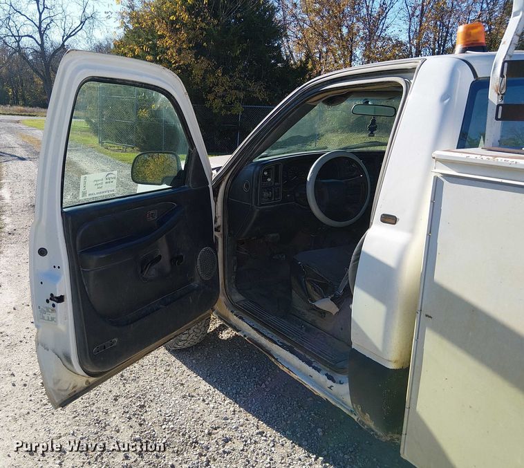 image for item FK0539 2002 Chevrolet Silverado 2500HD utility bed pickup truck