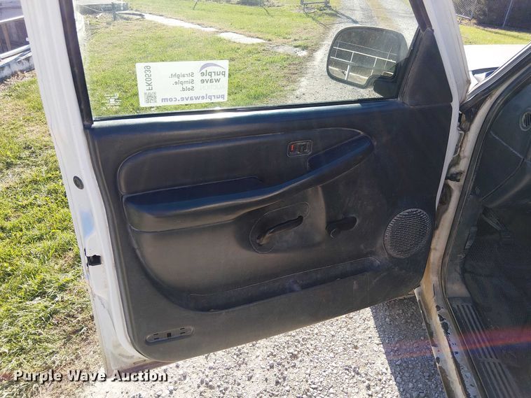 image for item FK0539 2002 Chevrolet Silverado 2500HD utility bed pickup truck