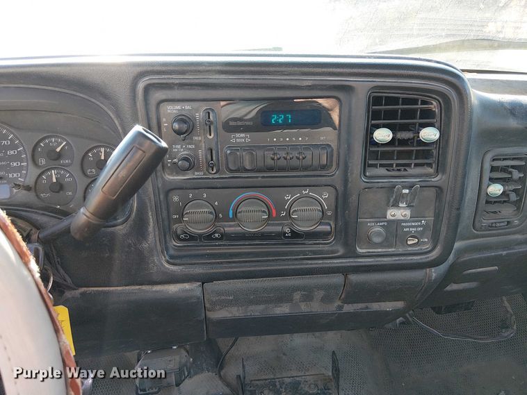 image for item FK0539 2002 Chevrolet Silverado 2500HD utility bed pickup truck