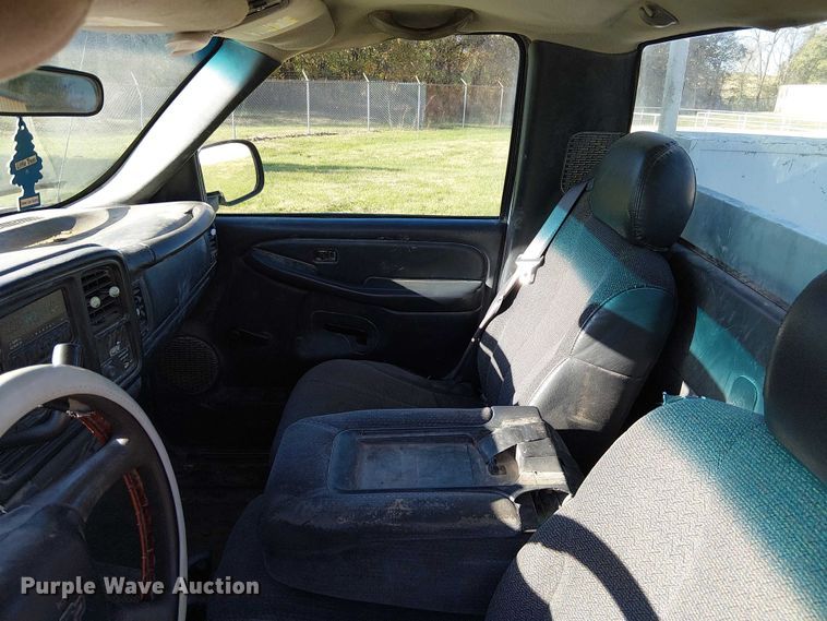 image for item FK0539 2002 Chevrolet Silverado 2500HD utility bed pickup truck