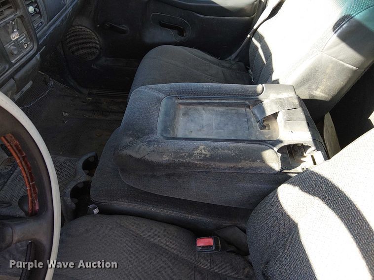 image for item FK0539 2002 Chevrolet Silverado 2500HD utility bed pickup truck