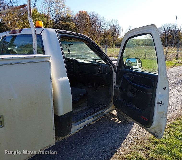 image for item FK0539 2002 Chevrolet Silverado 2500HD utility bed pickup truck