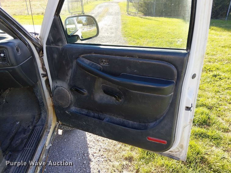 image for item FK0539 2002 Chevrolet Silverado 2500HD utility bed pickup truck