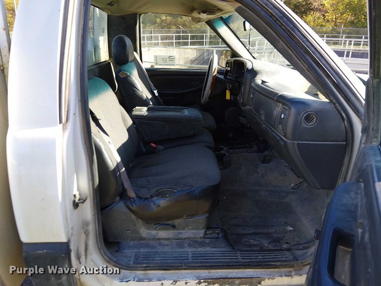 image for item FK0539 2002 Chevrolet Silverado 2500HD utility bed pickup truck