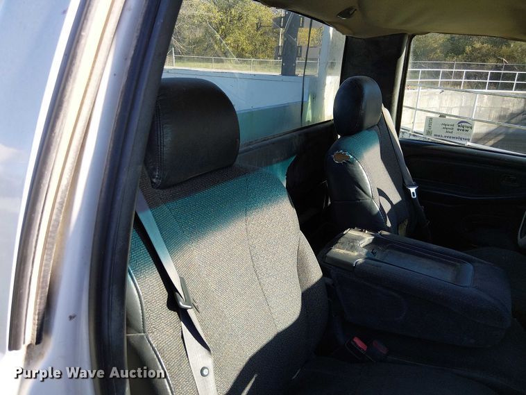 image for item FK0539 2002 Chevrolet Silverado 2500HD utility bed pickup truck