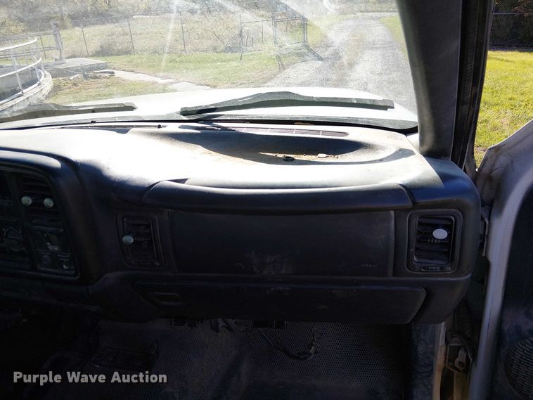 image for item FK0539 2002 Chevrolet Silverado 2500HD utility bed pickup truck