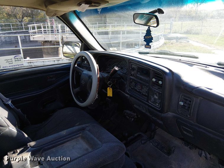 image for item FK0539 2002 Chevrolet Silverado 2500HD utility bed pickup truck