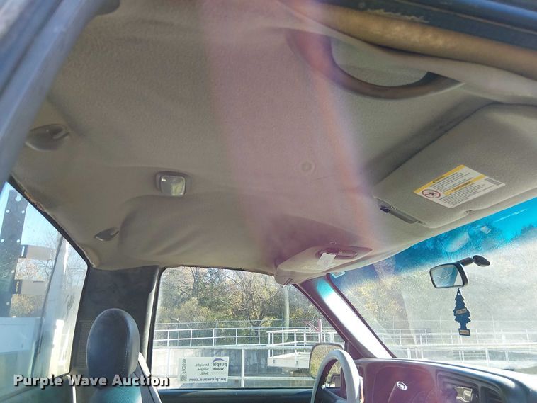 image for item FK0539 2002 Chevrolet Silverado 2500HD utility bed pickup truck